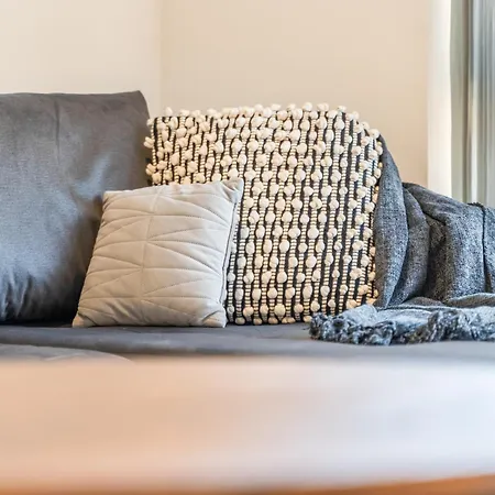 - Balcony - - Sleeps 6 约克