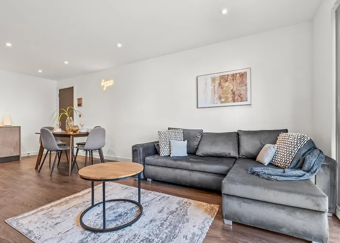 - Balcony - - Sleeps 6 דירה